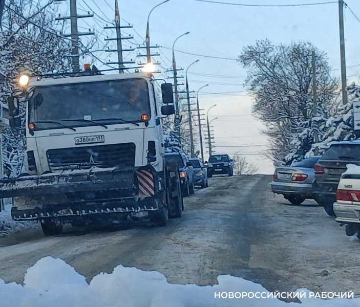 &laquo;Бабушка упала на лед и плакала&raquo; &mdash; в Новороссийске не успевают чистить дороги &nbsp;и тротуары
