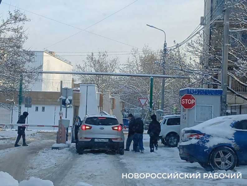 &laquo;Бабушка упала на лед и плакала&raquo; &mdash; в Новороссийске не успевают чистить дороги &nbsp;и тротуары