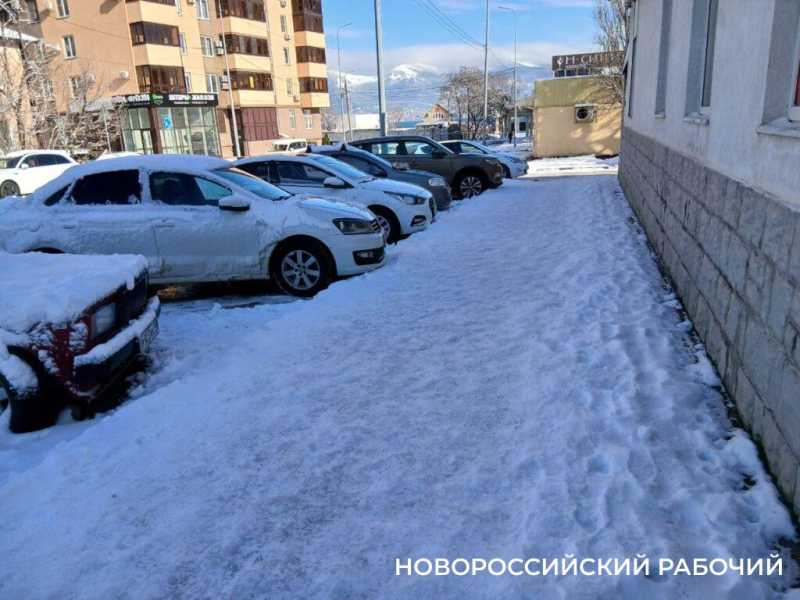 &laquo;Бабушка упала на лед и плакала&raquo; &mdash; в Новороссийске не успевают чистить дороги &nbsp;и тротуары