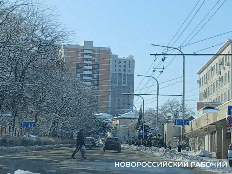 &laquo;Бабушка упала на лед и плакала&raquo; &mdash; в Новороссийске не успевают чистить дороги &nbsp;и тротуары
