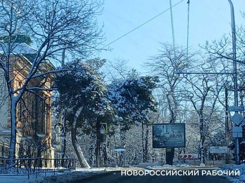 &laquo;Бабушка упала на лед и плакала&raquo; &mdash; в Новороссийске не успевают чистить дороги &nbsp;и тротуары