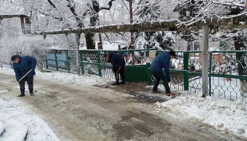 Борьба со снегом в Новороссийске и сельских округах продолжается