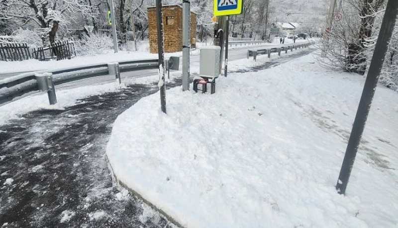 Борьба со снегом в Новороссийске и сельских округах продолжается