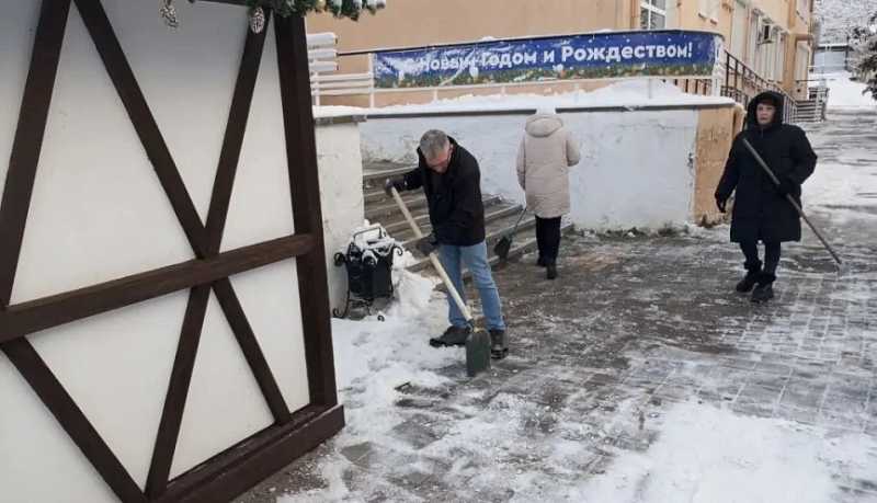 Борьба со снегом в Новороссийске и сельских округах продолжается