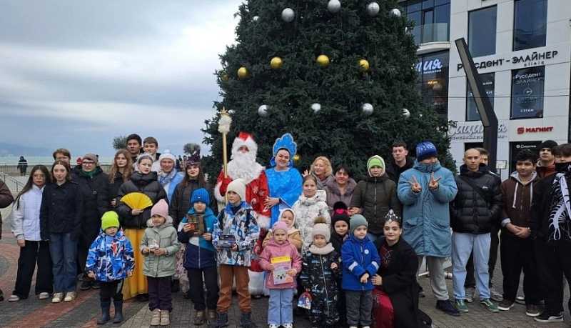 Дед Мороз и Снегурочка подарили юным новороссийцам веселое &laquo;Новогоднее этно-путешествие&raquo;