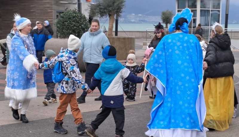 Дед Мороз и Снегурочка подарили юным новороссийцам веселое &laquo;Новогоднее этно-путешествие&raquo;