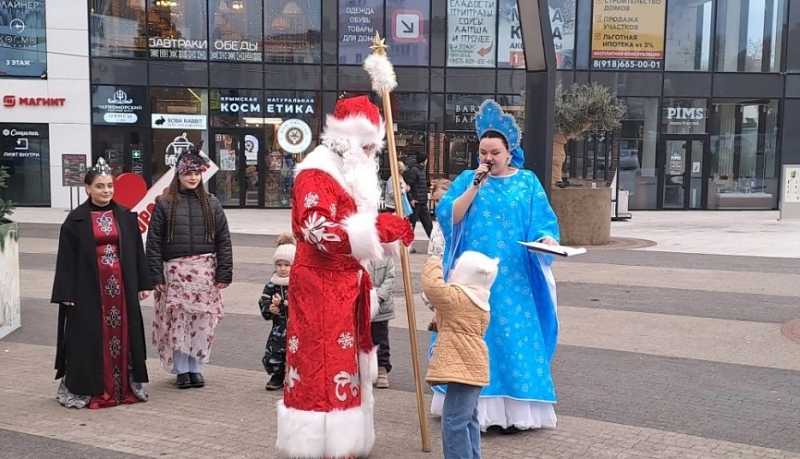 Дед Мороз и Снегурочка подарили юным новороссийцам веселое &laquo;Новогоднее этно-путешествие&raquo;