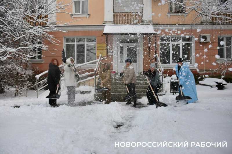 До 5 кубов снега перебрасывает каждый чистильщик дорог в Новороссийске