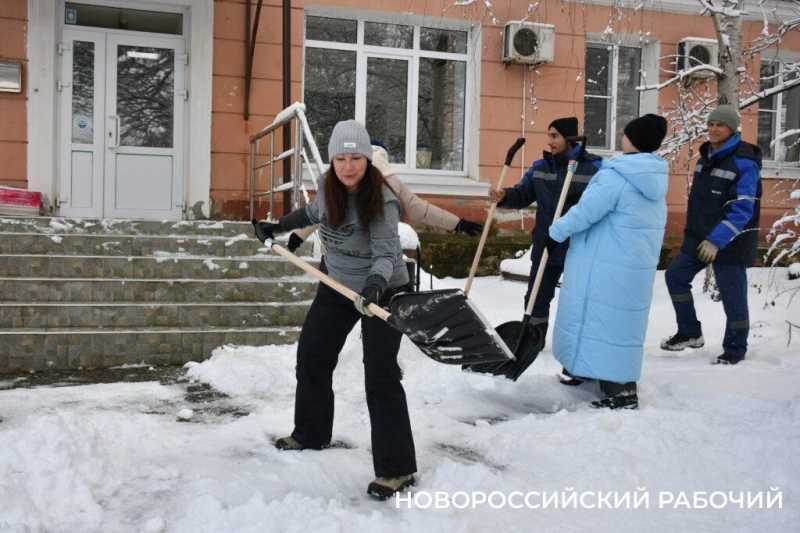До 5 кубов снега перебрасывает каждый чистильщик дорог в Новороссийске