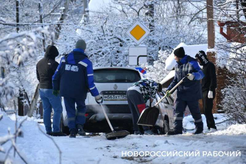 До 5 кубов снега перебрасывает каждый чистильщик дорог в Новороссийске