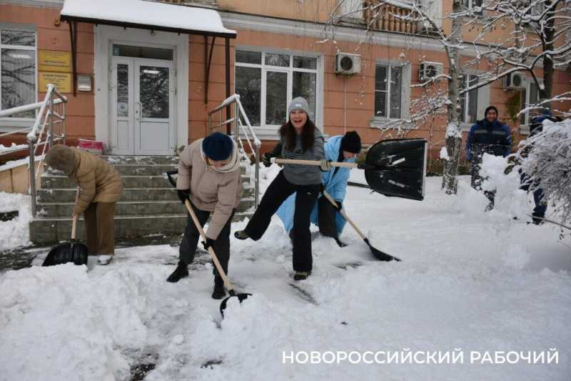 До 5 кубов снега перебрасывает каждый чистильщик дорог в Новороссийске