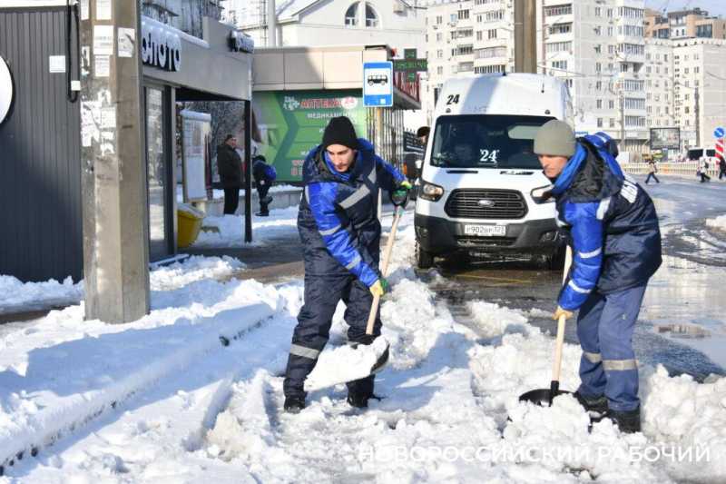 До 5 кубов снега перебрасывает каждый чистильщик дорог в Новороссийске