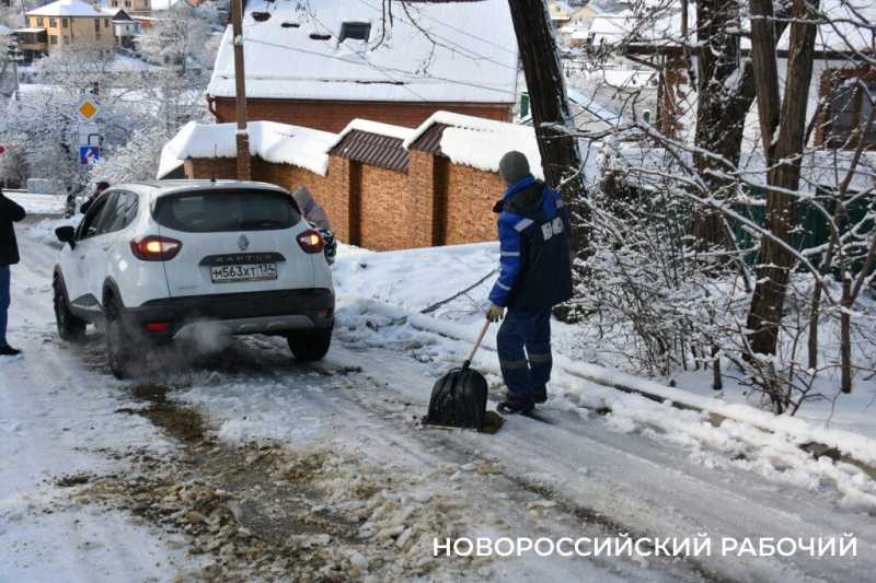 До 5 кубов снега перебрасывает каждый чистильщик дорог в Новороссийске