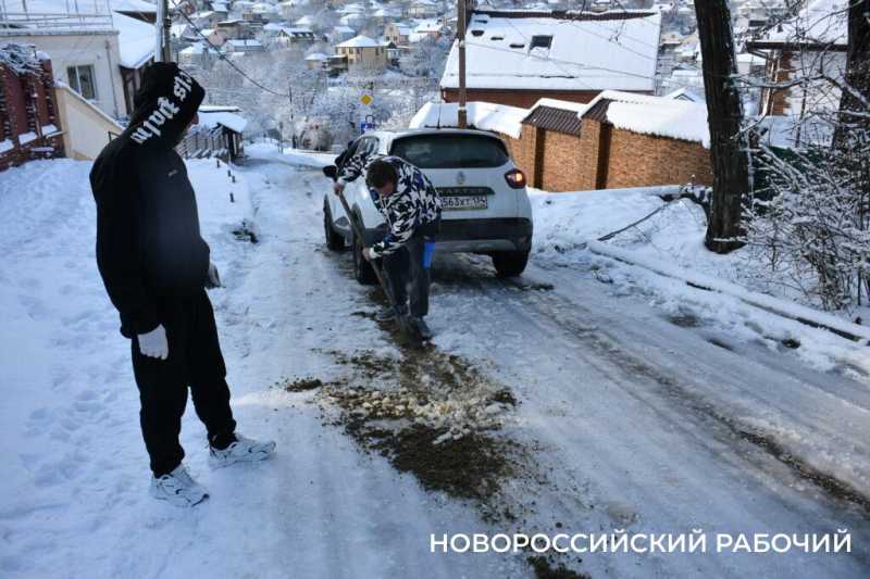До 5 кубов снега перебрасывает каждый чистильщик дорог в Новороссийске