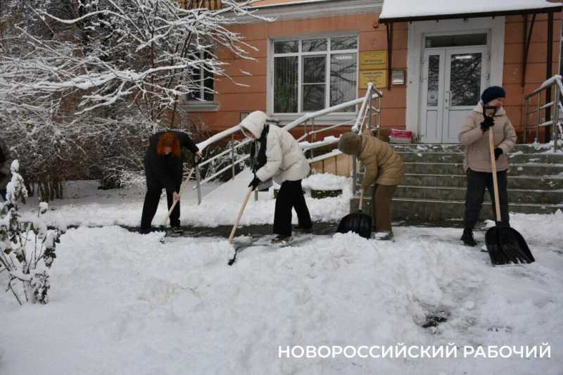 До 5 кубов снега перебрасывает каждый чистильщик дорог в Новороссийске