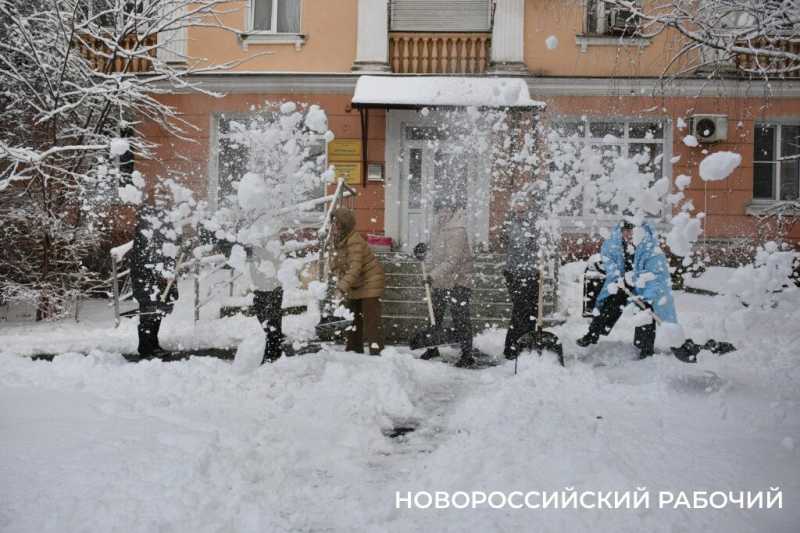 До 5 кубов снега перебрасывает каждый чистильщик дорог в Новороссийске