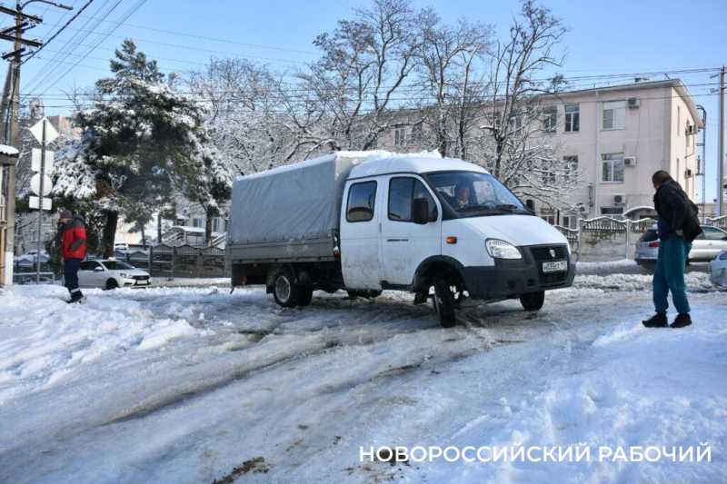 До 5 кубов снега перебрасывает каждый чистильщик дорог в Новороссийске