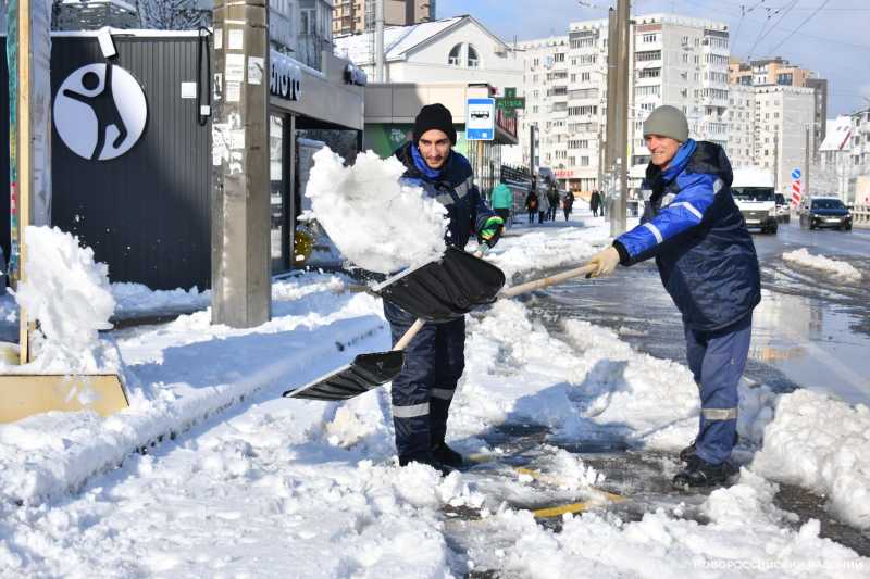 До 5 кубов снега перебрасывает каждый чистильщик дорог в Новороссийске