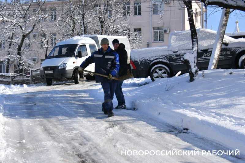 До 5 кубов снега перебрасывает каждый чистильщик дорог в Новороссийске