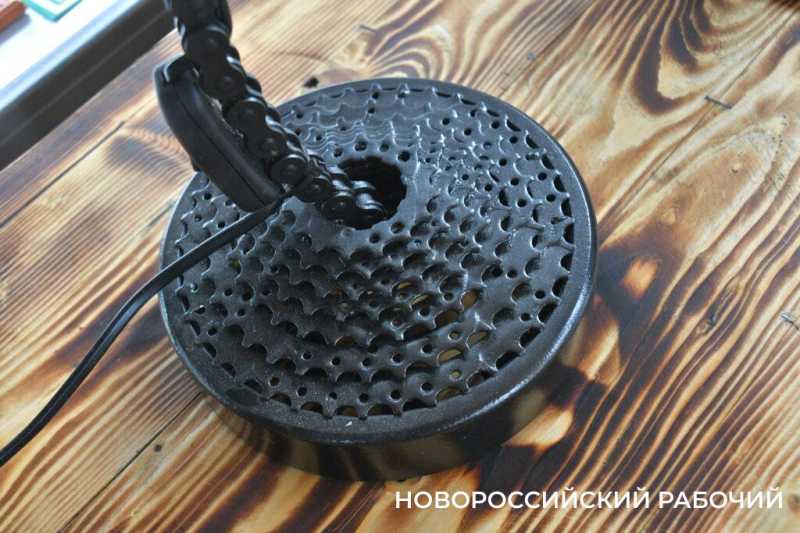 Фронтовой шик! В Новороссийске мастер делает предметы интерьера из металлолома из-за &laquo;ленточки&raquo;