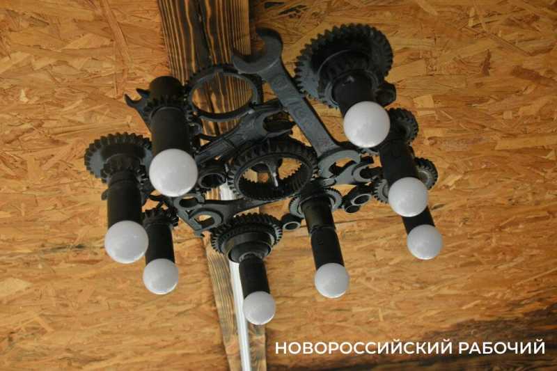 Фронтовой шик! В Новороссийске мастер делает предметы интерьера из металлолома из-за &laquo;ленточки&raquo;