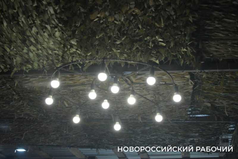 Фронтовой шик! В Новороссийске мастер делает предметы интерьера из металлолома из-за &laquo;ленточки&raquo;