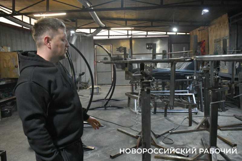 Фронтовой шик! В Новороссийске мастер делает предметы интерьера из металлолома из-за &laquo;ленточки&raquo;