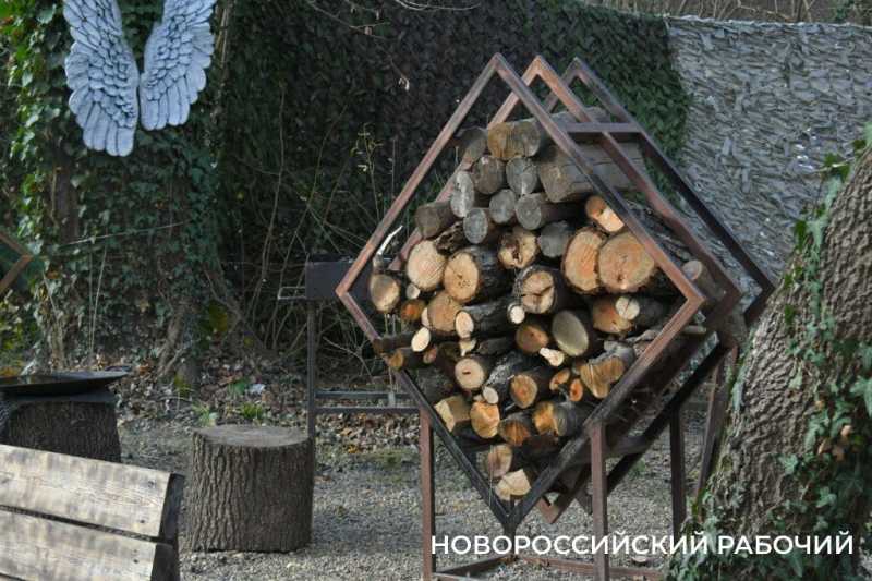 Фронтовой шик! В Новороссийске мастер делает предметы интерьера из металлолома из-за &laquo;ленточки&raquo;