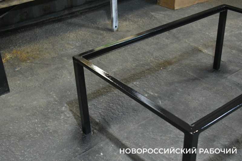 Фронтовой шик! В Новороссийске мастер делает предметы интерьера из металлолома из-за &laquo;ленточки&raquo;