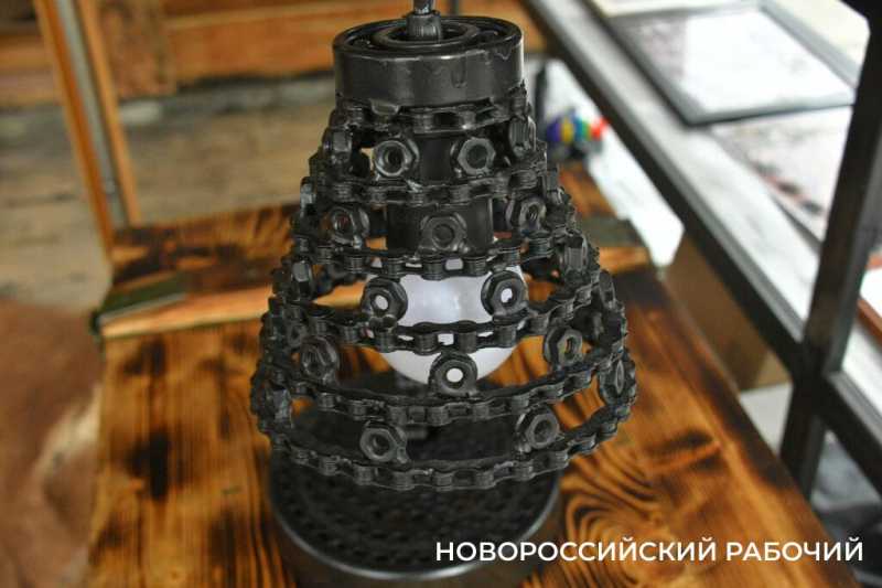 Фронтовой шик! В Новороссийске мастер делает предметы интерьера из металлолома из-за &laquo;ленточки&raquo;
