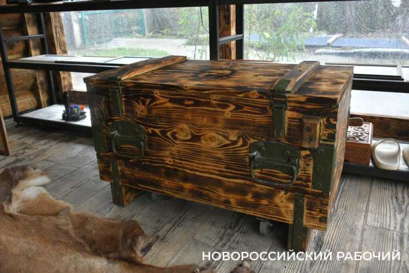 Фронтовой шик! В Новороссийске мастер делает предметы интерьера из металлолома из-за &laquo;ленточки&raquo;
