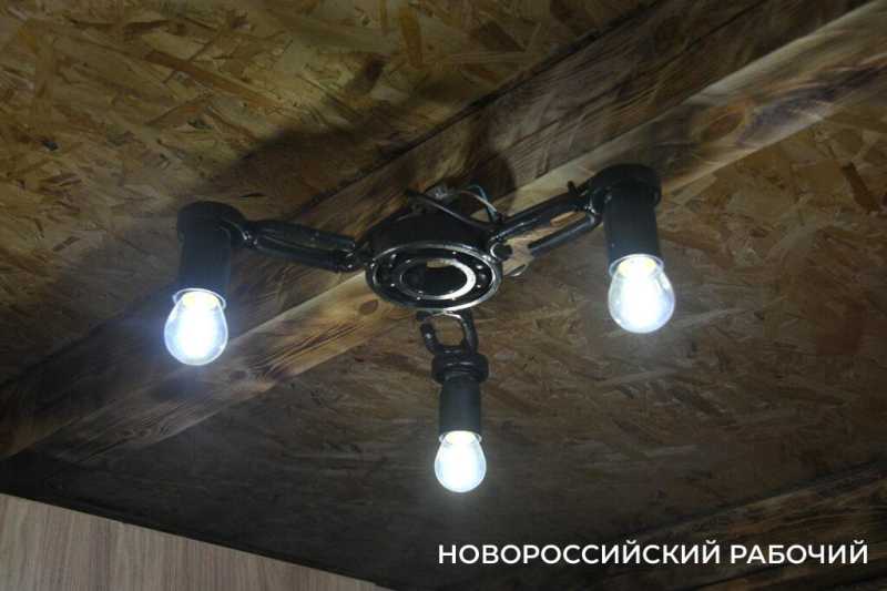 Фронтовой шик! В Новороссийске мастер делает предметы интерьера из металлолома из-за &laquo;ленточки&raquo;