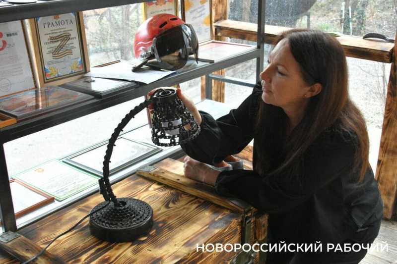 Фронтовой шик! В Новороссийске мастер делает предметы интерьера из металлолома из-за &laquo;ленточки&raquo;