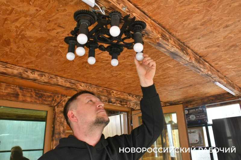 Фронтовой шик! В Новороссийске мастер делает предметы интерьера из металлолома из-за &laquo;ленточки&raquo;