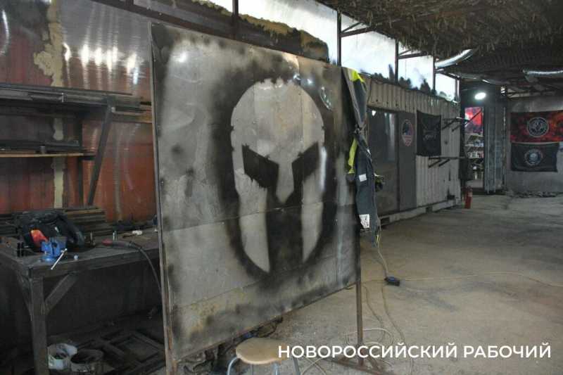 Фронтовой шик! В Новороссийске мастер делает предметы интерьера из металлолома из-за &laquo;ленточки&raquo;