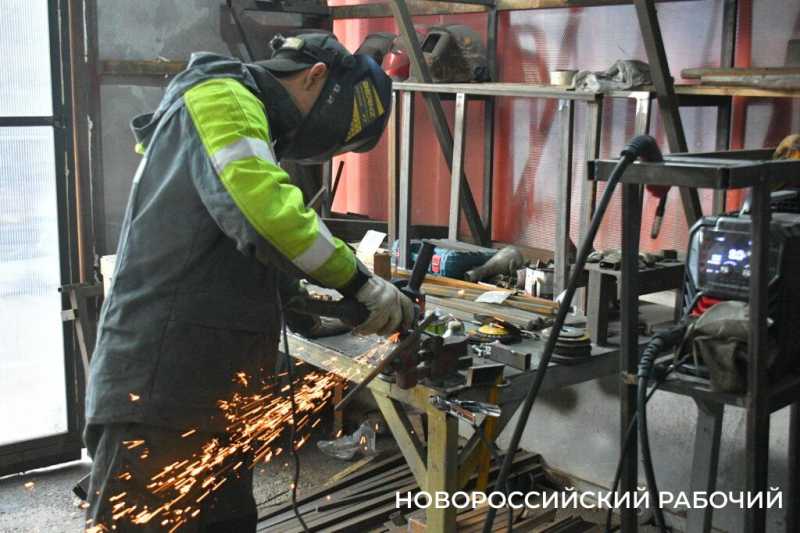 Фронтовой шик! В Новороссийске мастер делает предметы интерьера из металлолома из-за &laquo;ленточки&raquo;