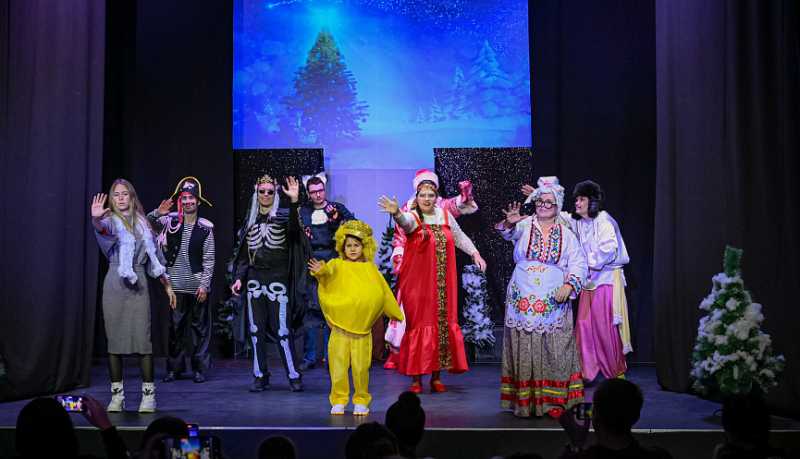 Инклюзивный театр-студия &laquo;Город Мечты&raquo; подарил юным новороссийцам и их родителям новогодний спектакль &laquo;Как девочка сказки спасала&raquo;