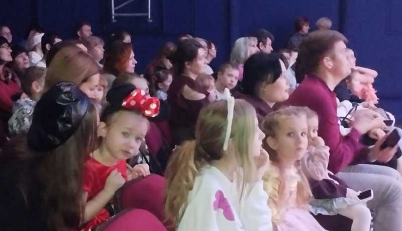 Инклюзивный театр-студия &laquo;Город Мечты&raquo; подарил юным новороссийцам и их родителям новогодний спектакль &laquo;Как девочка сказки спасала&raquo;