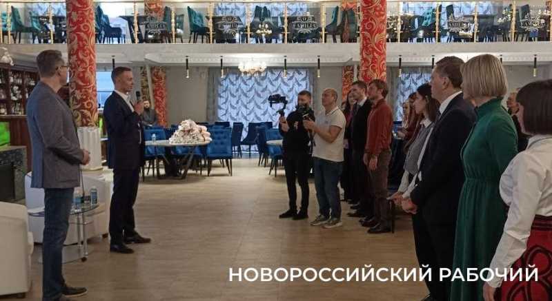 Миллионы деревьев, новые парковки и Северный обход. В Новороссийске идет большая пресс-конференция главы города