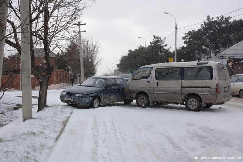 На Новороссийск вместе со снегом сыплются ДТП и пробки