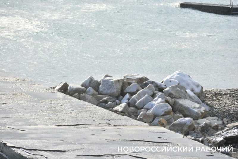 На пляжах Новороссийска наступил мертвый сезон