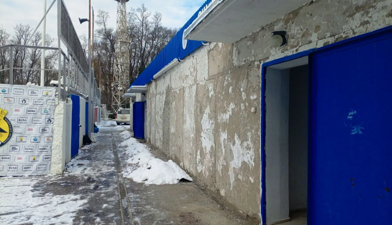 На стадионе &laquo;Строитель&raquo; начаты работы по ремонту административных зданий и раздевалок