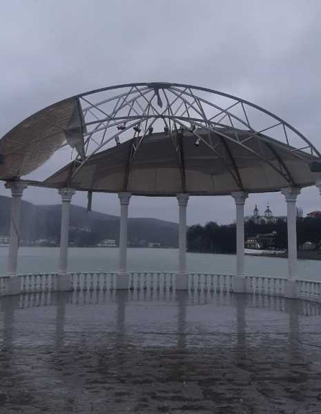 На улицу выходить не хочется! В Новороссийске мокро, тепло и ветрено