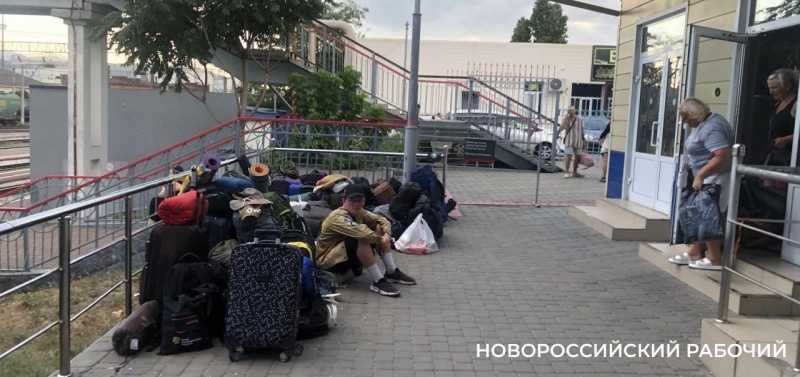 На вокзале Новороссийска пассажирам вернули 640 забытых в поездах вещей