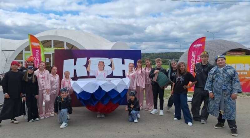 Над спонсором тоже шутим! Как &laquo;квартирная&raquo; концепция помогает побеждать команде КВН из Новороссийска