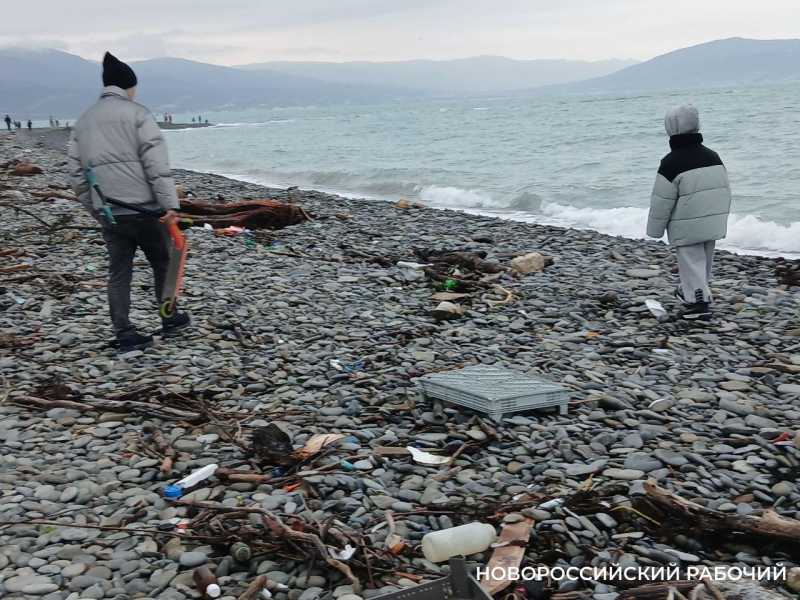 &nbsp;В Новороссийске снова очищают пляжи от &laquo;штормового&raquo; мусора