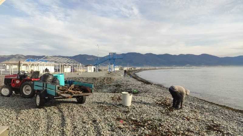 Несмотря на непогоду, пляжи Новороссийска уже начали приводить в порядок после сильного шторма
