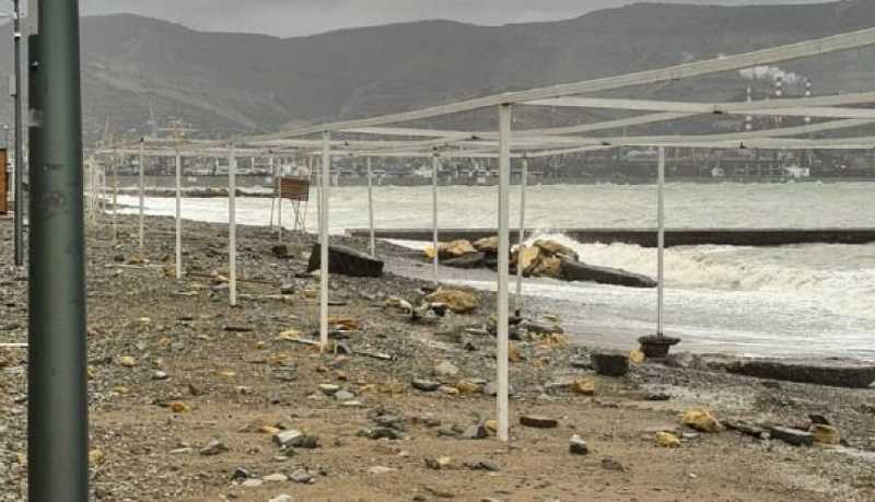 Несмотря на непогоду, пляжи Новороссийска уже начали приводить в порядок после сильного шторма