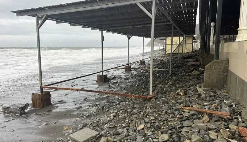 Несмотря на непогоду, пляжи Новороссийска уже начали приводить в порядок после сильного шторма