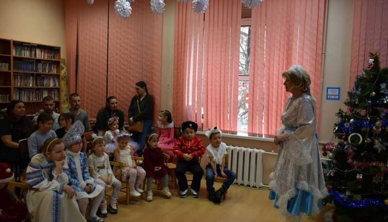 Новогодние каникулы для всей семьи: праздник для самых маленьких читателей и их родителей подготовили в библиотеке Новороссийска